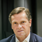 La Estrategia Comunicacional de Carlos Neuhaus: Capitalizando al «Hacedor»